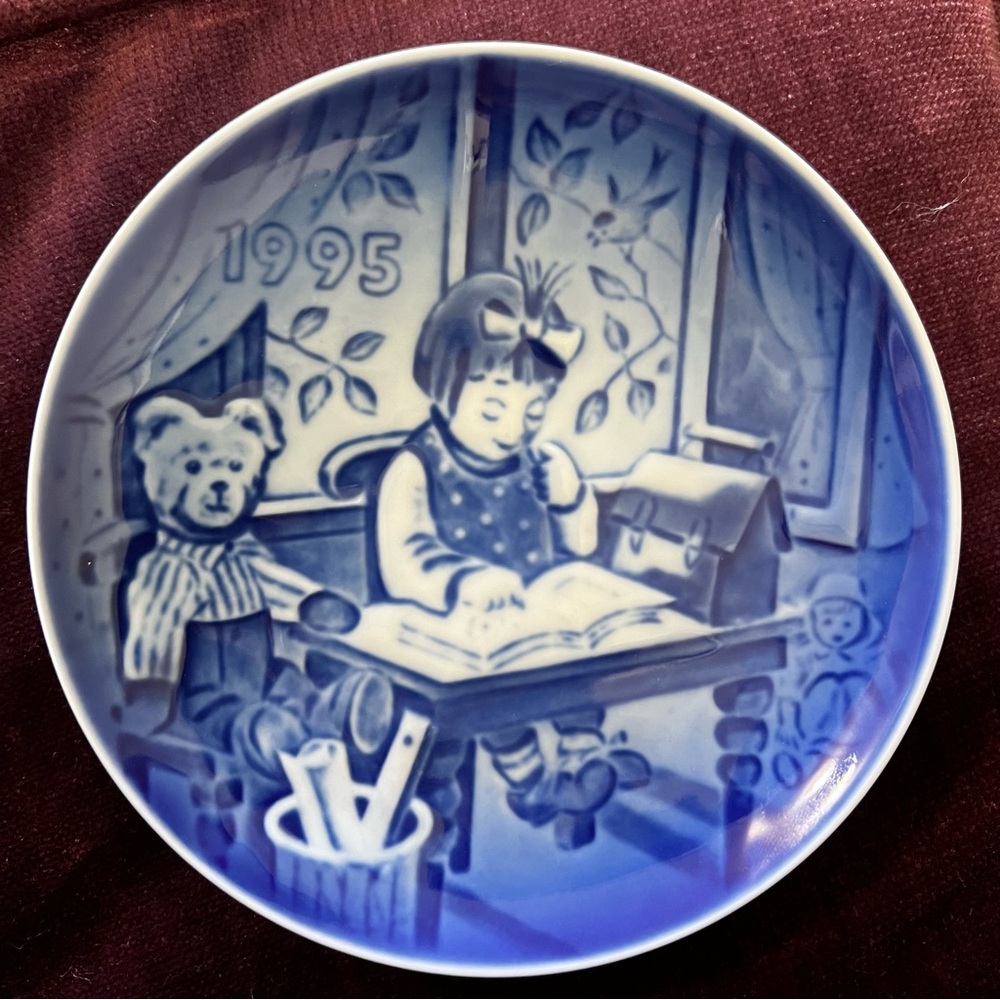 5" Decorative Porcelain Plate
1995 Children's Day Barnets Dag